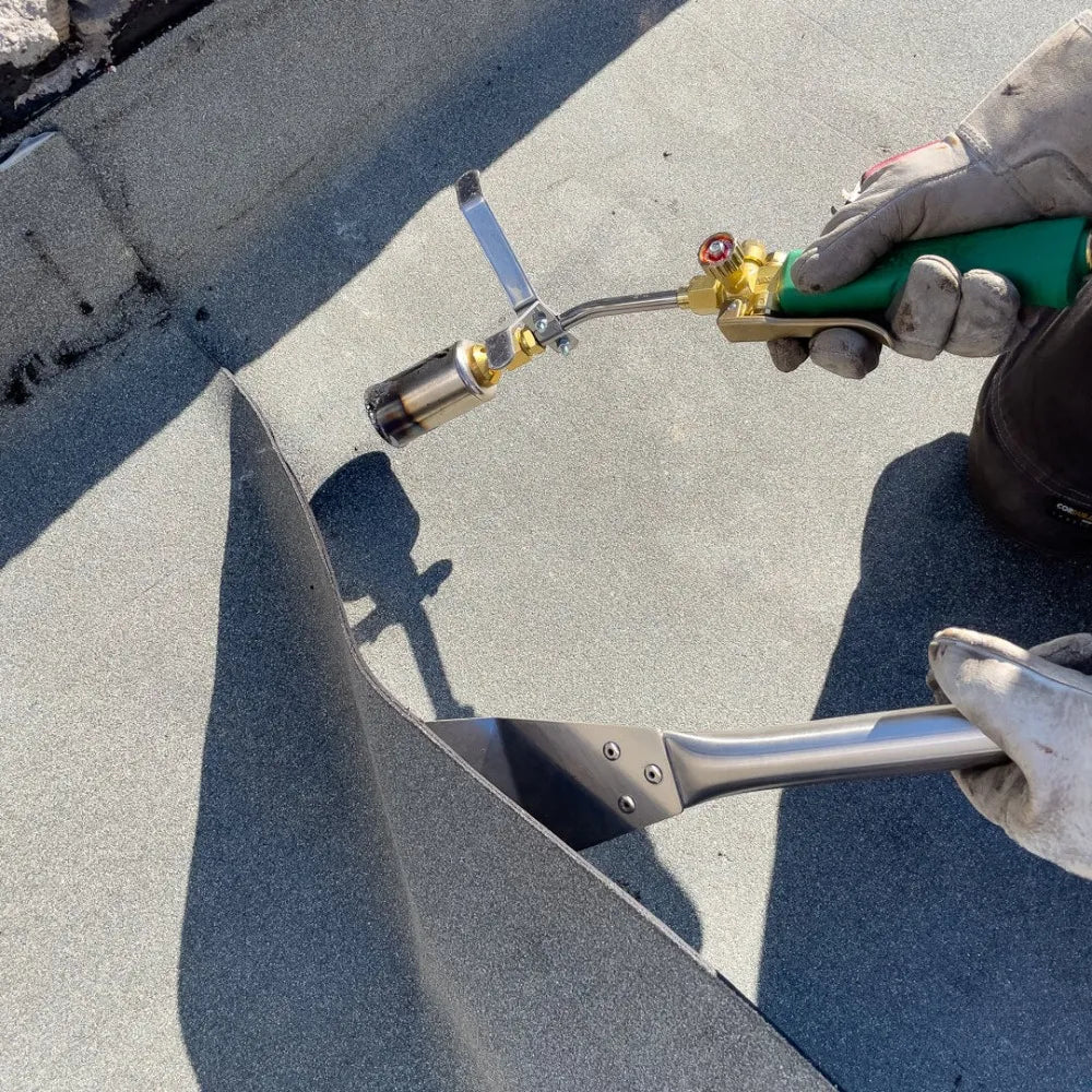 Flat roof trowel for welding bitumen membranes